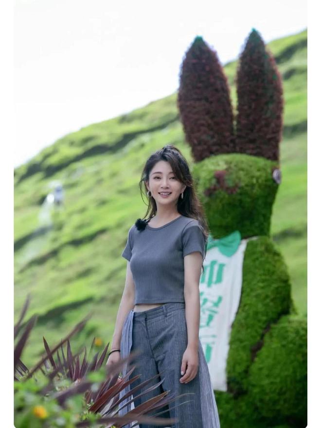 ！很值得中年女性借鉴时尚、优雅还减龄开元棋牌网站被45岁殷桃的穿搭惊艳到(图5)