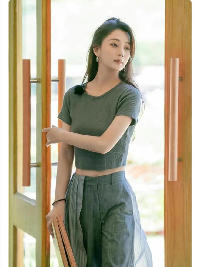 ！很值得中年女性借鉴时尚、优雅还减龄开元棋牌网站被45岁殷桃的穿搭惊艳到(图2)
