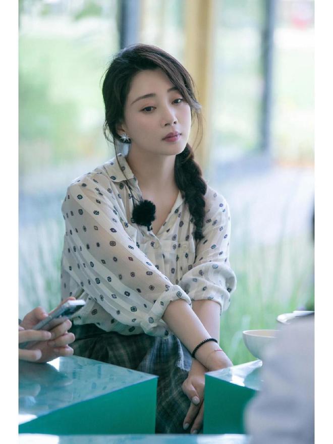 ！很值得中年女性借鉴时尚、优雅还减龄开元棋牌网站被45岁殷桃的穿搭惊艳到(图13)