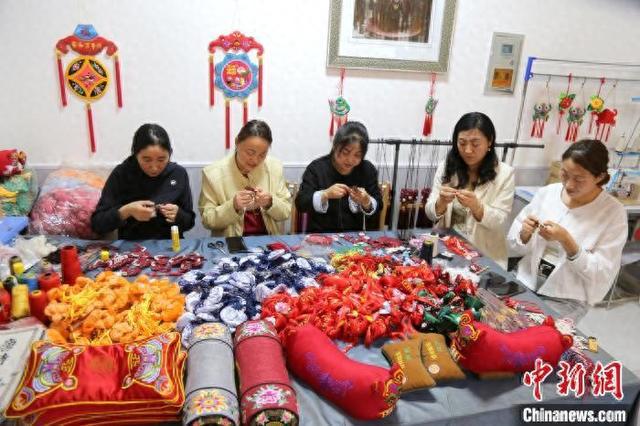 作变身时髦单品“闯世界”开元棋牌黄土塬绣娘深闺手(图3)
