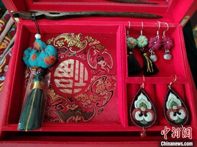 作变身时髦单品“闯世界”开元棋牌黄土塬绣娘深闺手(图2)