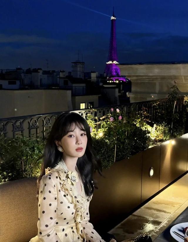 赴晚宴获全网好评穿波点裙美出新高度开元棋牌杨紫的造型选对太高级！奔(图6)