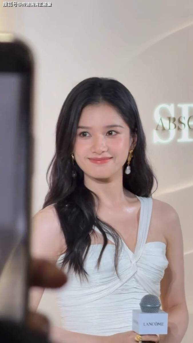 中的惊人细节绝对让你心动！开元棋牌app张婧仪路透图(图2)