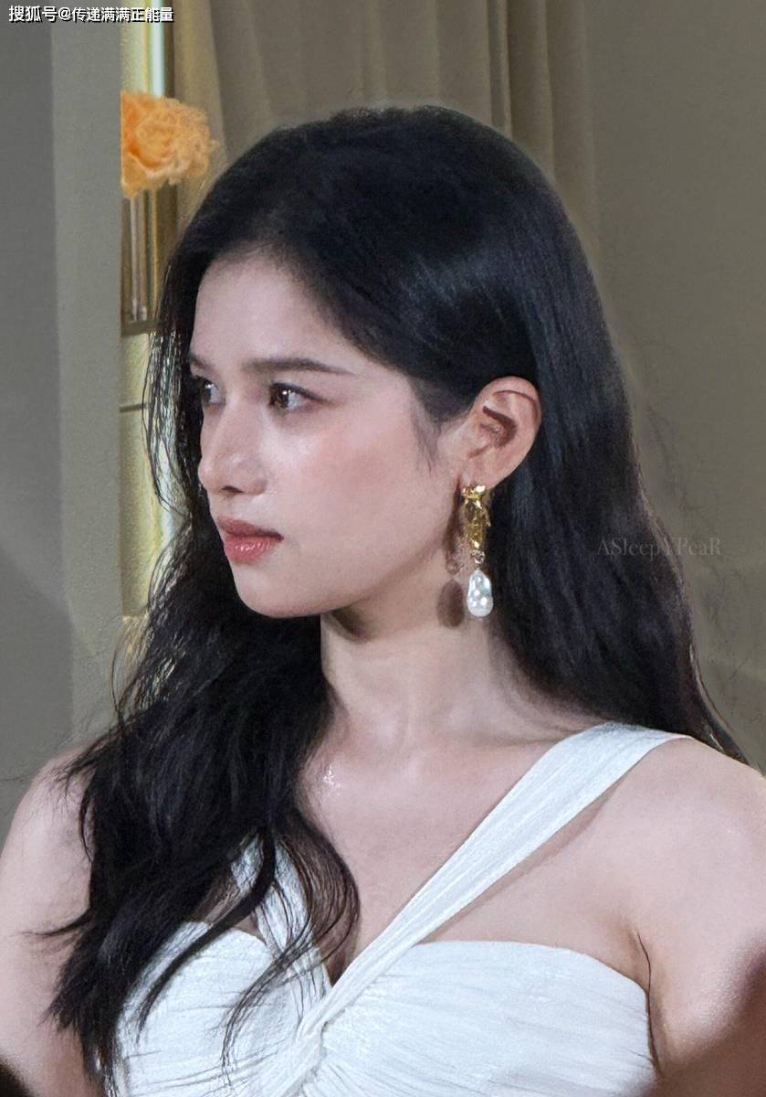 中的惊人细节绝对让你心动！开元棋牌app张婧仪路透图(图3)