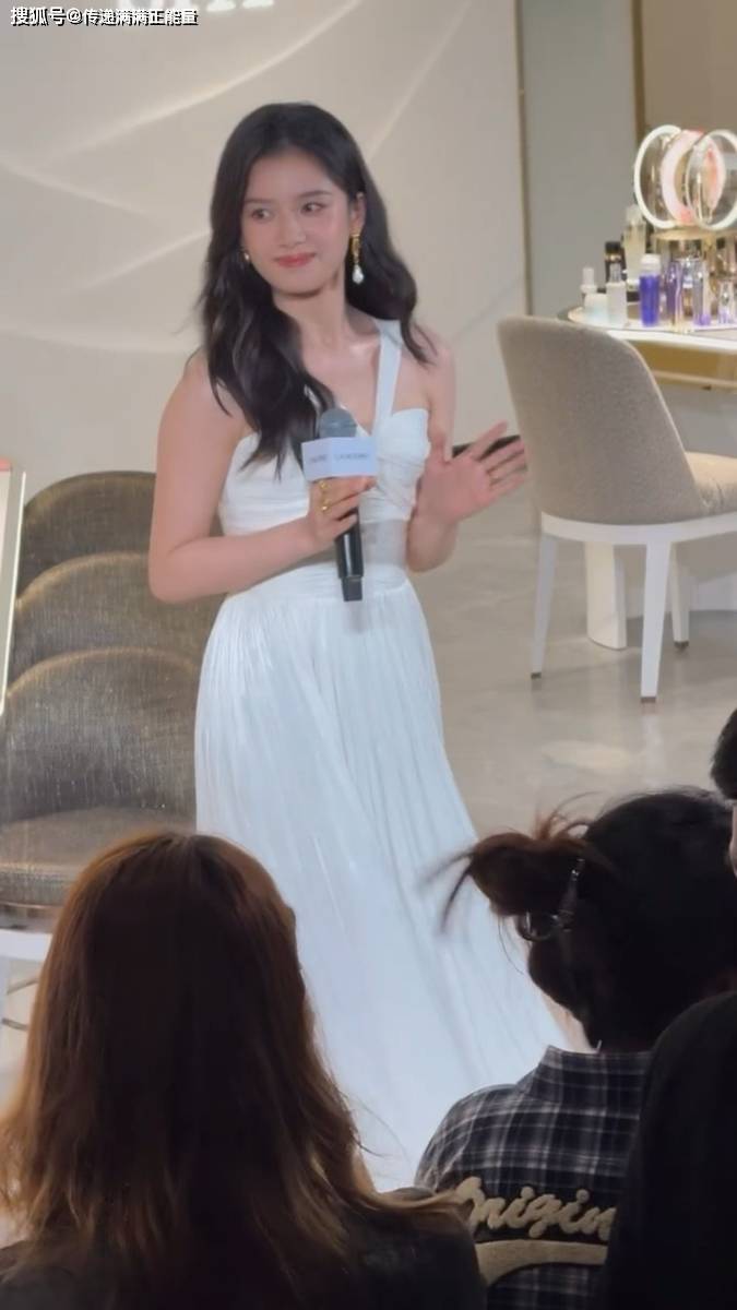 中的惊人细节绝对让你心动！开元棋牌app张婧仪路透图(图4)