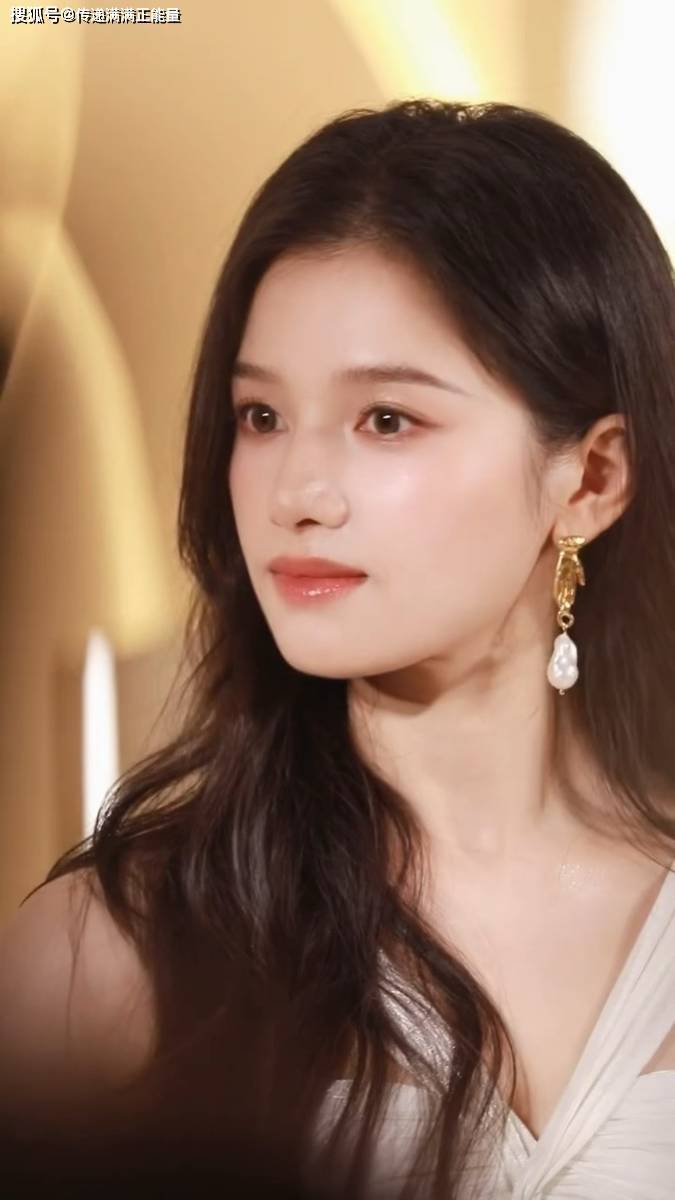 中的惊人细节绝对让你心动！开元棋牌app张婧仪路透图(图5)