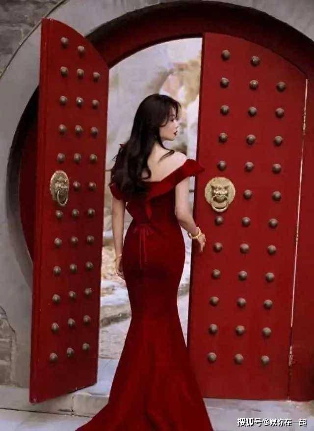 包臀裙尽显成熟魅力！开元棋牌刘涛麻花辫