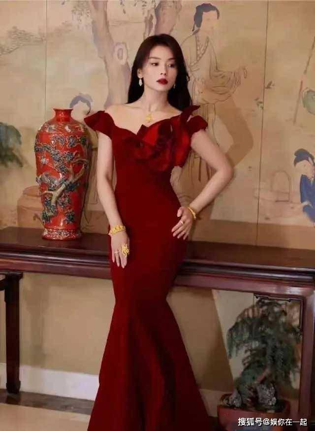 包臀裙尽显成熟魅力！开元棋牌刘涛麻花辫(图3)