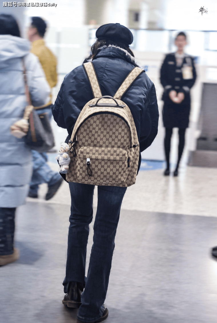 脸”穿短派克外套背双肩包头小腿长！开元棋牌试玩文淇果然是“天